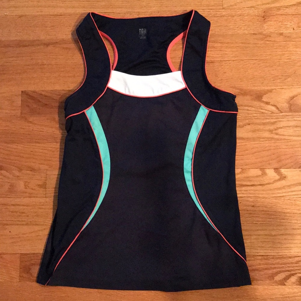 Tail women’s athletic top. Size Med